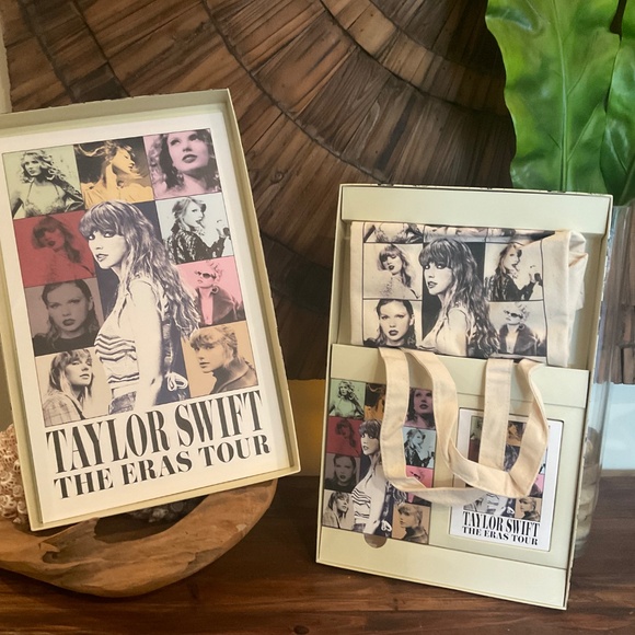 Taylor Swift The Eras Tour Official VIP USA Box - Picture 4 of 4